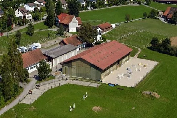 Der Fohlenhof in Wermatswil kann ausgebaut werden. Luftbild des Fohlenhofs in Wermatswil, eines Pferdesportzentrums in Uster.